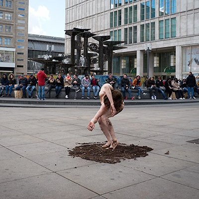 Kunstaktion ReWilding am Alexanderplatz