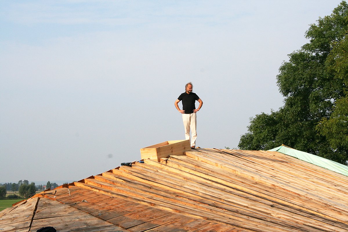 Der Intendant genießt den Ausblick vom neuen Dachstuhl